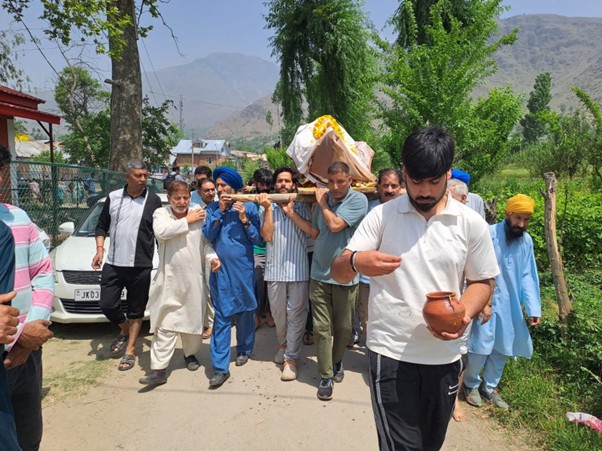 Muslims, Sikhs perform last rites of elderly Kashmiri Pandit woman in Tral