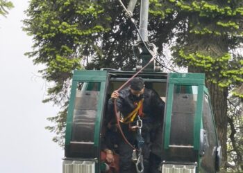 Police, Army rescue 320 tourists safely after Gulmarg Gondola technical snag