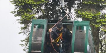 Police, Army rescue 320 tourists safely after Gulmarg Gondola technical snag