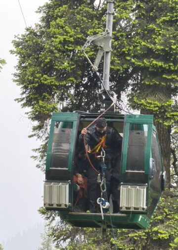 Police, Army rescue 320 tourists safely after Gulmarg Gondola technical snag