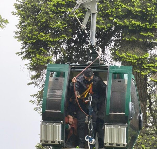 Police, Army rescue 320 tourists safely after Gulmarg Gondola technical snag