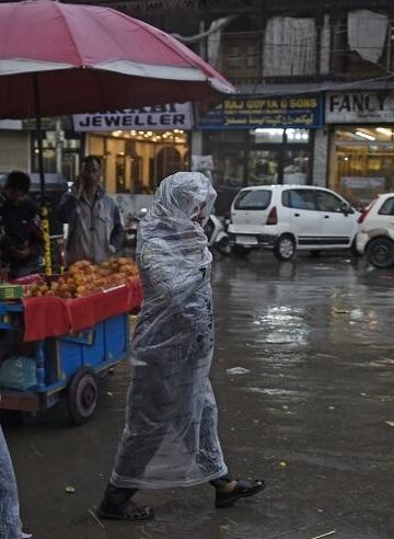 Rare snowfall in upper reaches, rains lash Kashmir plains