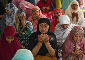 Elderly devotees lead spiritual fervour at Khanqah-e-Moula Urs