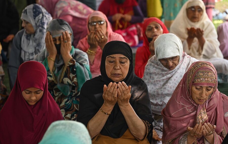 Elderly devotees lead spiritual fervour at Khanqah-e-Moula Urs