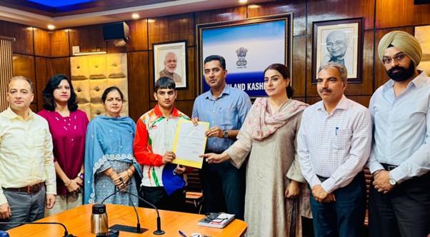 Dr. Shahid Iqbal felicitates Asian Boxing Champion Mohammad Yaseer