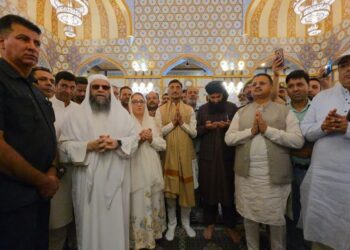 Defence MoS Seth Visits Hazratbal Shrine
