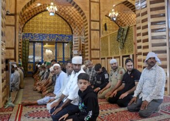 Devotees throng Hazratbal on Usman Gani (RA) Martyrdom anniversary