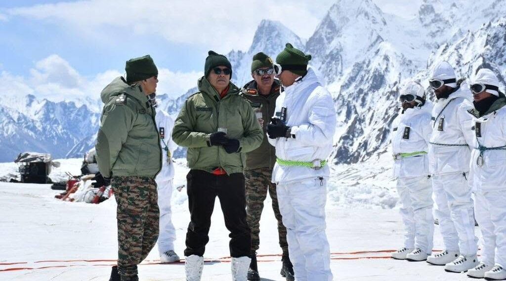 Defence Secy visits Leh