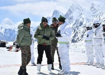 Defence Secy visits Leh