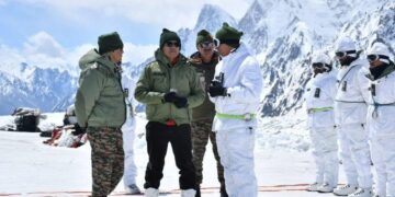 Defence Secy visits Leh