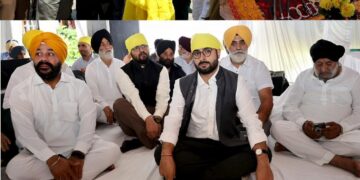 DC Srinagar visits Gurdwara Shaheed Bunga at Barzulla Baghat on Martyrs’ Day of Guru Arjun Dev Ji