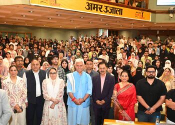 === Amar Ujala Medhavi Chhatra Samman Samaroh ===  Carry your brilliance with humility: LG Sinha to students