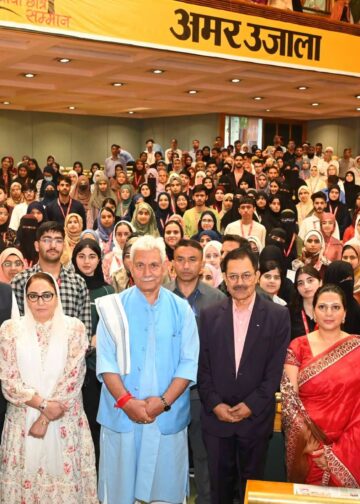 === Amar Ujala Medhavi Chhatra Samman Samaroh === Carry your brilliance with humility: LG Sinha to students