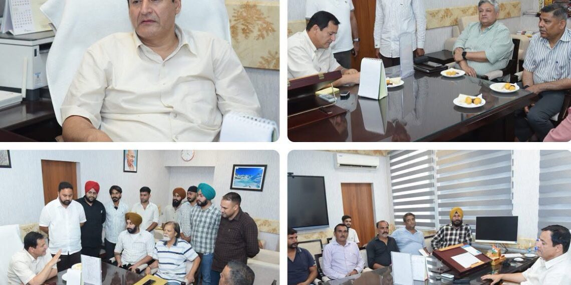 Javid Dar meets  HoDs, public delegations at Civil Secretariat Jammu