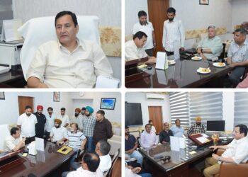 Javid Dar meets  HoDs, public delegations at Civil Secretariat Jammu