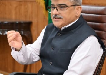 CS reviews rehabilitation measures taken for migrant populations in J&K