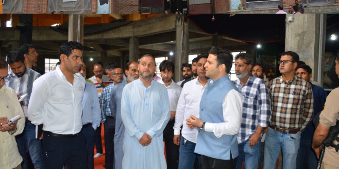 DC Budgam visits Markazi Imambara Yousuf Abad Bemina