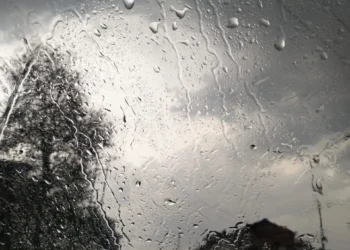 === Rain, hailstorm lash J&K parts ===  MeT warns of flash floods, mudslides