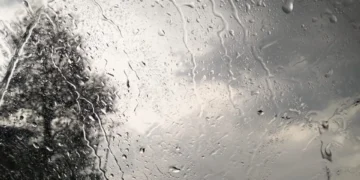 === Rain, hailstorm lash J&K parts ===  MeT warns of flash floods, mudslides
