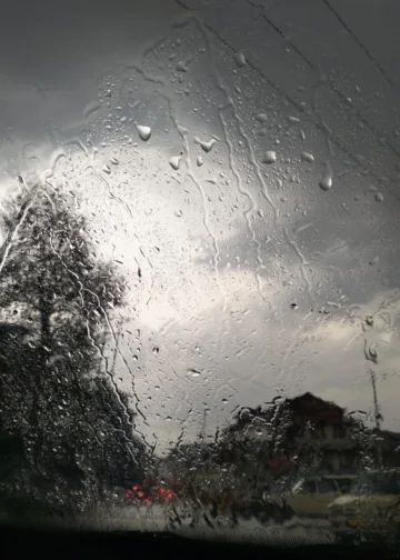 === Rain, hailstorm lash J&K parts === MeT warns of flash floods, mudslides
