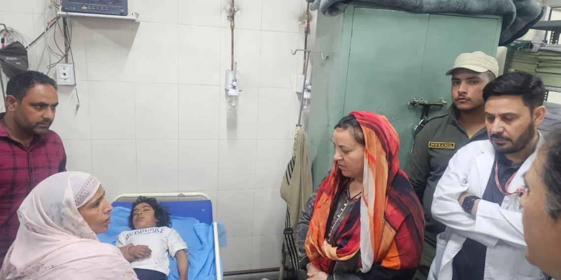 Budgam Road Accident : Sakina Itoo visits SHMS Hospital, enquires about well-being of injured students