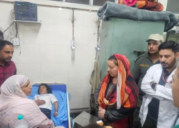 Budgam Road Accident : Sakina Itoo visits SHMS Hospital, enquires about well-being of injured students