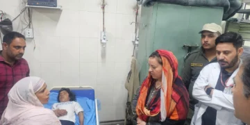 Budgam Road Accident : Sakina Itoo visits SHMS Hospital, enquires about well-being of injured students