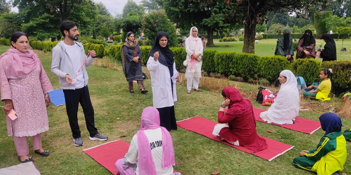 Nasha Mukt Bharat Abhiyan : Mega Yoga session organised in Shalimar