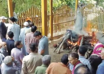Muslims help perform last rites of Kashmiri Pandit elder in Pulwama