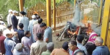 Muslims help perform last rites of Kashmiri Pandit elder in Pulwama