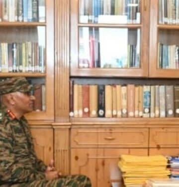 GOC-in-C Northern Command calls on LG Sinha