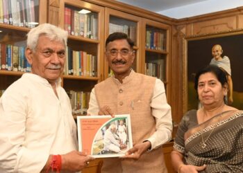 MoS Defence, J&K Hoteliers Club delegation call on LG Sinha