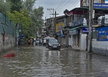 Two-hour rain paralyses Srinagar