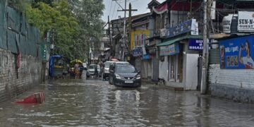 Two-hour rain paralyses Srinagar