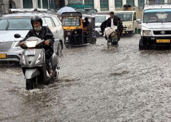 Rain, hailstorm lash Kashmir, inundate Sgr parts