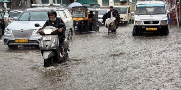 Rain, hailstorm lash Kashmir, inundate Sgr parts