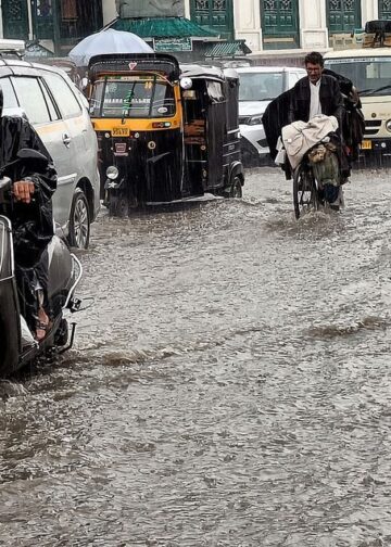 Rain, hailstorm lash Kashmir, inundate Sgr parts