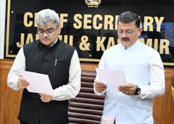 CS Dulloo administers oath to Manoj Gupta as Member JKWRA