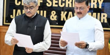 CS Dulloo administers oath to Manoj Gupta as Member JKWRA