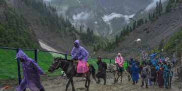 Pilgrim count nears 2 lakh; 8,150 arrive in Kashmir