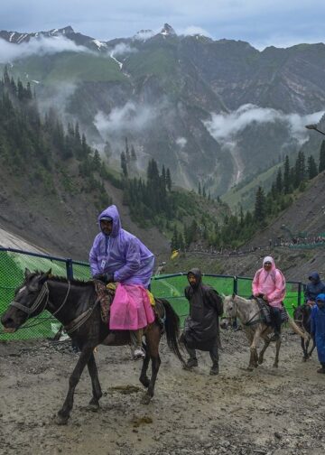 Pilgrim count nears 2 lakh; 8,150 arrive in Kashmir