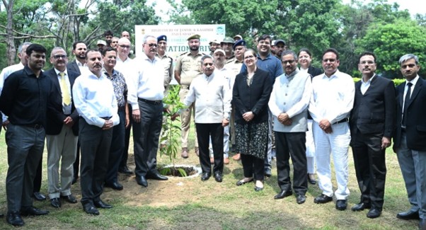 === Ek Ped Maa Ke Naam === Acting Chief Justice Sanjeev Kumar leads plantation drive at High Court