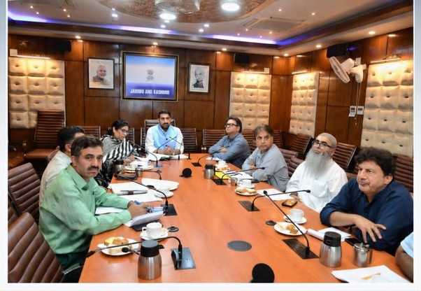 === Swachh Bharat Mission-Grameen === Secy RDD asks DCs to fast-track cluster-based waste management, door-to-door collection