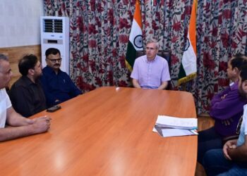 CM Omar meets mutton traders, vows to fix transit issues