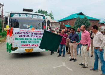 ATMA: DC Kupwara flags off exposure tour of fish farmers