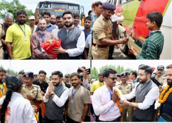 Amarnath Ji Yatra : DC Srinagar, SSP welcome first batch of pilgrims at Panthachowk