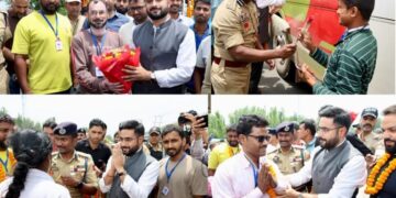 Amarnath Ji Yatra : DC Srinagar, SSP welcome first batch of pilgrims at Panthachowk