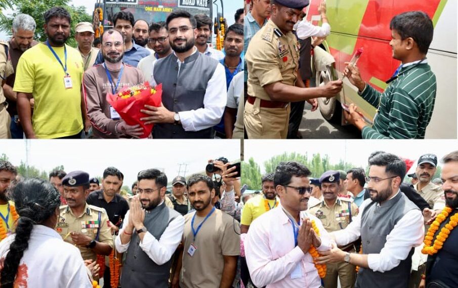 Amarnath Ji Yatra : DC Srinagar, SSP welcome first batch of pilgrims at Panthachowk
