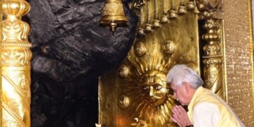 LG pays obeisance at SMVD shrine