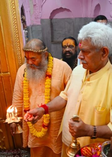 LG pays obeisance at Shri Ram Mandir at Purani Mandi